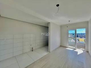 Ambiente interno com piso claro e paredes brancas de uma residência.