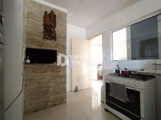 Interior de uma sala com parede texturizada e televisão montada.