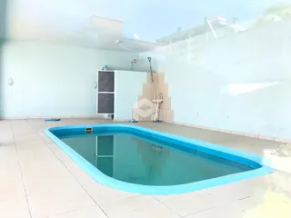 Foto de uma piscina externa em uma residência.