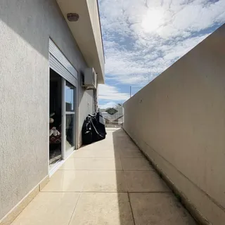 Fachada lateral de uma residência em Lajeado, Brasil, mostrando a área externa e o pátio.