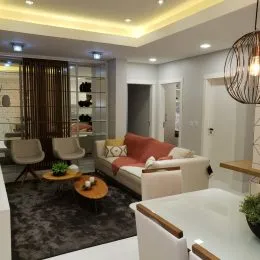 Sala de estar com iluminação embutida no teto.