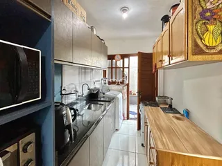 Vista interna de uma cozinha com armários e bancada em Lajeado.