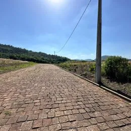 Caminho de tijolos ao ar livre em uma propriedade.