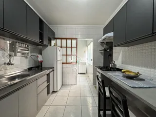 Foto da cozinha de um imóvel em Lajeado, Brasil, mostrando armários escuros e revestimentos claros.