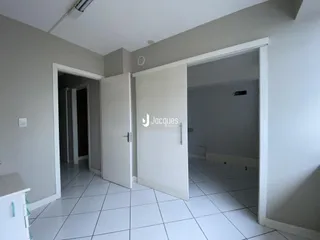Hall de entrada com piso de cerâmica branca.