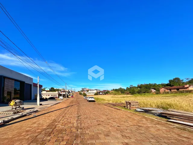 Vista da rua pavimentada com vegetação ao lado em Lajeado, Brasil.