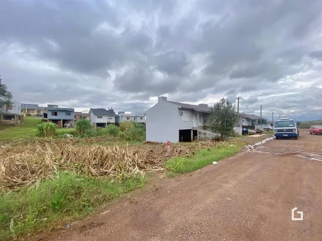 Vista externa de casas em Lajeado, Brasil, com vegetação no primeiro plano.
