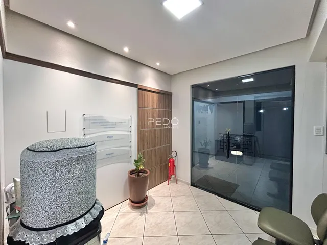Ambiente interno moderno com piso de cerâmica e porta de vidro.