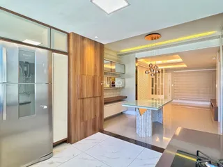 Sala de estar moderna com armários e piso de porcelanato.