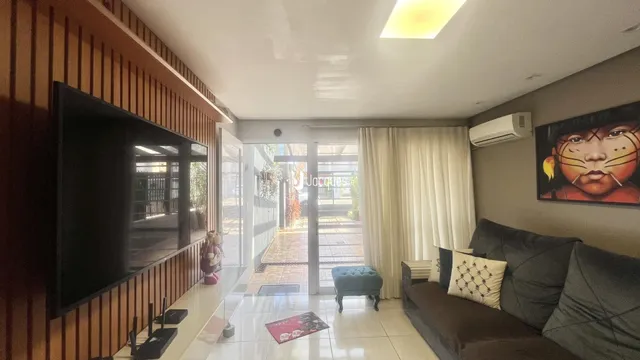 Sala de estar com porta de vidro e sofá moderno.