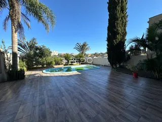 Vista externa de uma área com piscina e jardim em Lajeado.