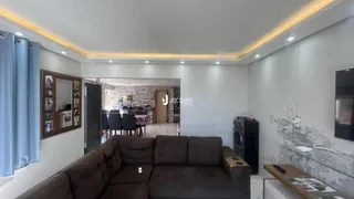 Sala de estar com sofá marrom e decoração moderna.