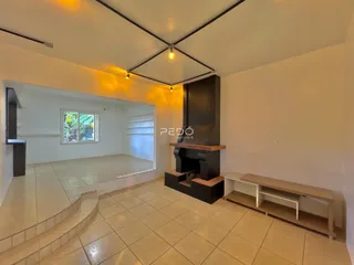 Sala de estar com piso de cerâmica e lareira.