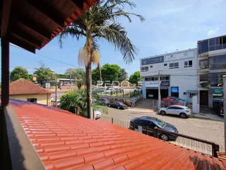 Vista da cobertura com telhado de telhas vermelhas em Lajeado, Brasil.