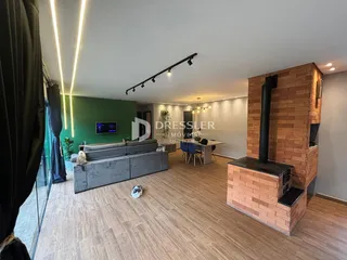 Sala de estar com sofá e mesa de jantar em um imóvel no Brasil.