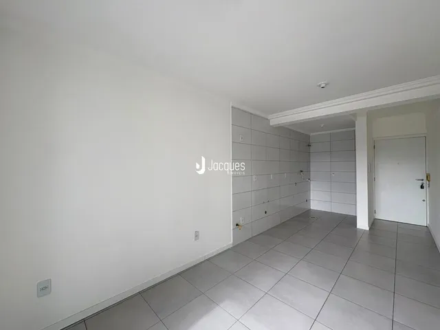 Corredor interno de um imóvel em Lajeado, Brasil.