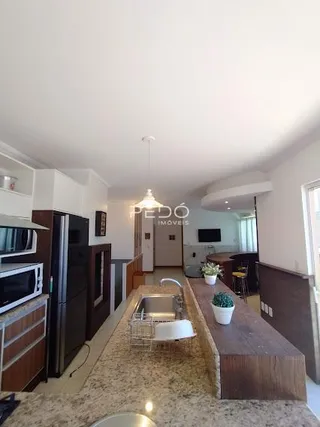 Interior de uma sala com armários em madeira e piso claro.