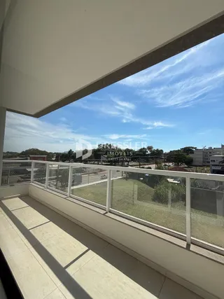 Vista de uma varanda com vista para o céu.