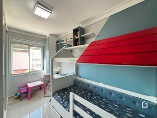 Foto de um quarto com cabeceira e decoração em tons de azul e vermelho.