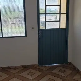 Foto de uma porta de vidro em um ambiente interno com piso de ladrilhos.