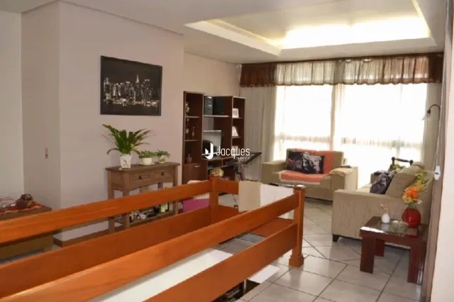 Foto de uma sala de estar com móveis de madeira.