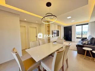 Sala de estar e jantar moderna com vista para a paisagem externa.