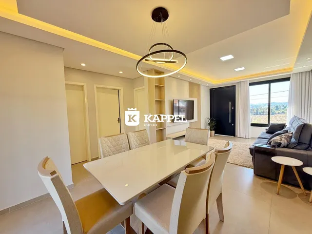 Sala de estar e jantar moderna com vista para a paisagem externa.