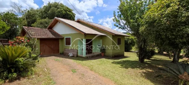 Fachada de uma casa residencial em Lajeado, Brasil, com telhado de telhas.