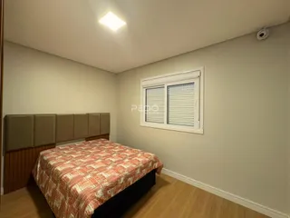 Quarto com cama e janela em um imóvel no Brasil.