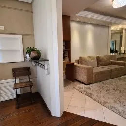 Foto de uma sala de estar com sofá e piso de madeira em um imóvel.