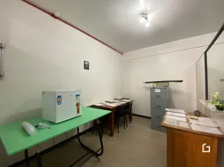 Foto de um cômodo interno com paredes brancas e teto.