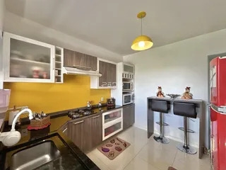 Vista da cozinha e área de jantar de uma residência em Lajeado, Brasil.
