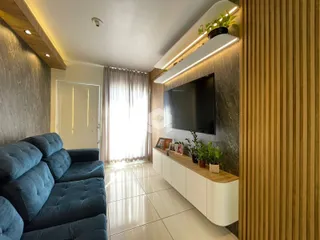 Sala de estar moderna com sofá azul e decoração de madeira.