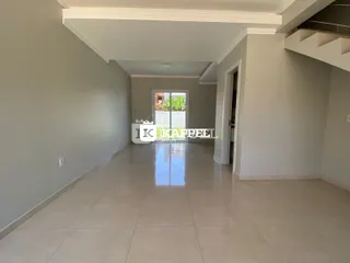 Hall de entrada com piso de cerâmica e iluminação clara.
