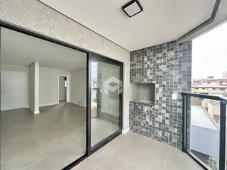 Ambiente interno de uma sala com acesso a uma varanda moderna.