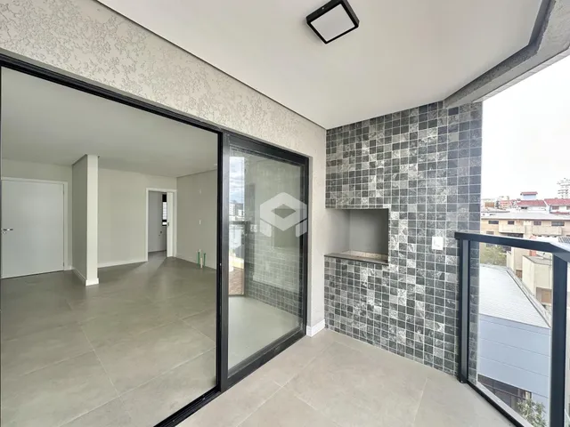 Ambiente interno de uma sala com acesso a uma varanda moderna.