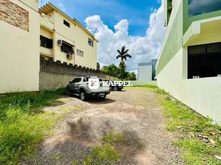 Foto da fachada de uma residência em Lajeado, Brasil, mostrando o pátio e o entorno.