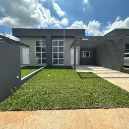 Fachada de uma casa moderna com gramado verde em Lajeado.