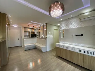 Sala de estar com piso de madeira clara e decoração moderna.