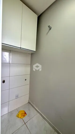 Foto de um interior com paredes brancas e piso claro.