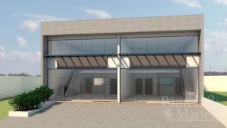 Fachada de um prédio moderno com grandes janelas de vidro.