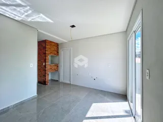 Vista de um corredor interno com piso de cerâmica e parede branca.