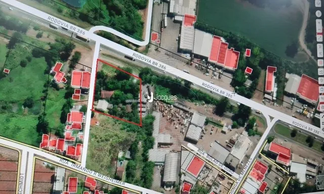 Vista aérea da propriedade na região de Lajeado, Brasil, mostrando o layout das ruas e edificações.