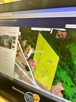 Mapa aéreo de um lote residencial em Lajeado, Brasil.