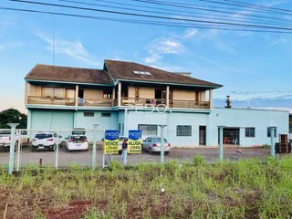 Fachada de uma casa em Lajeado, Brasil, com varanda e cerca.