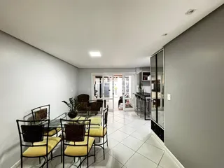 Ambiente de jantar com mesa e cadeiras em um imóvel no Brasil.