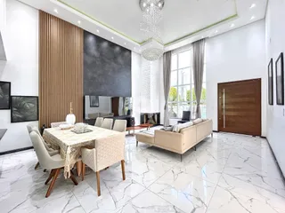Sala de estar moderna com piso de mármore e grandes janelas.