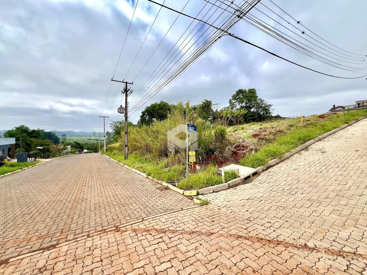 Vista da rua e da encosta de uma propriedade em Lajeado.