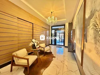 Sala de estar com painéis de madeira e assentos claros.