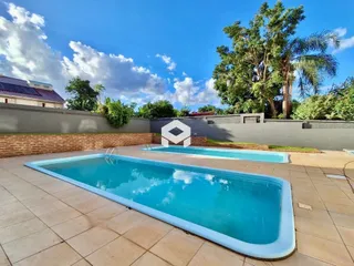 Piscina externa com deck de cerâmica em Lajeado, Brasil.